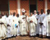 Monseñor Martin con los concelebrantes
