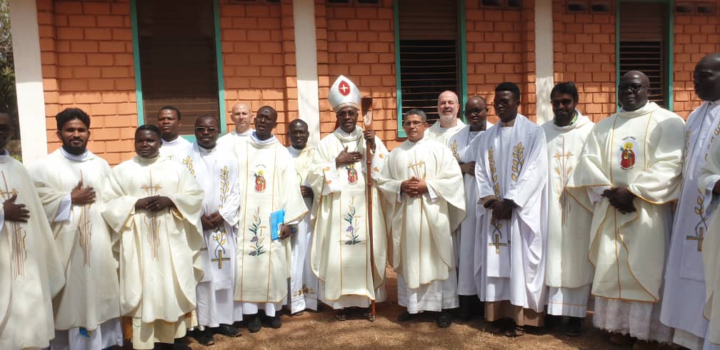 Monseñor Martin con los concelebrantes